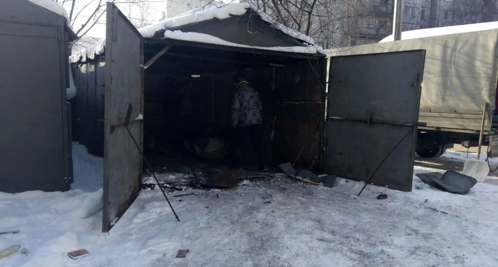 Демонтаж автомобильного гаража во дворе — фото 1